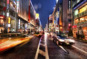 Улица в вечерних огнях в Токио