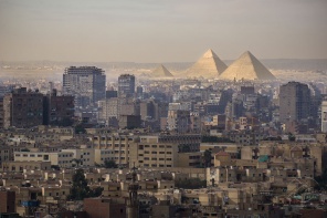 Панорама старого города с видом на пирамиды