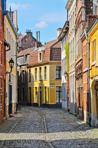 Желтые домики на улице