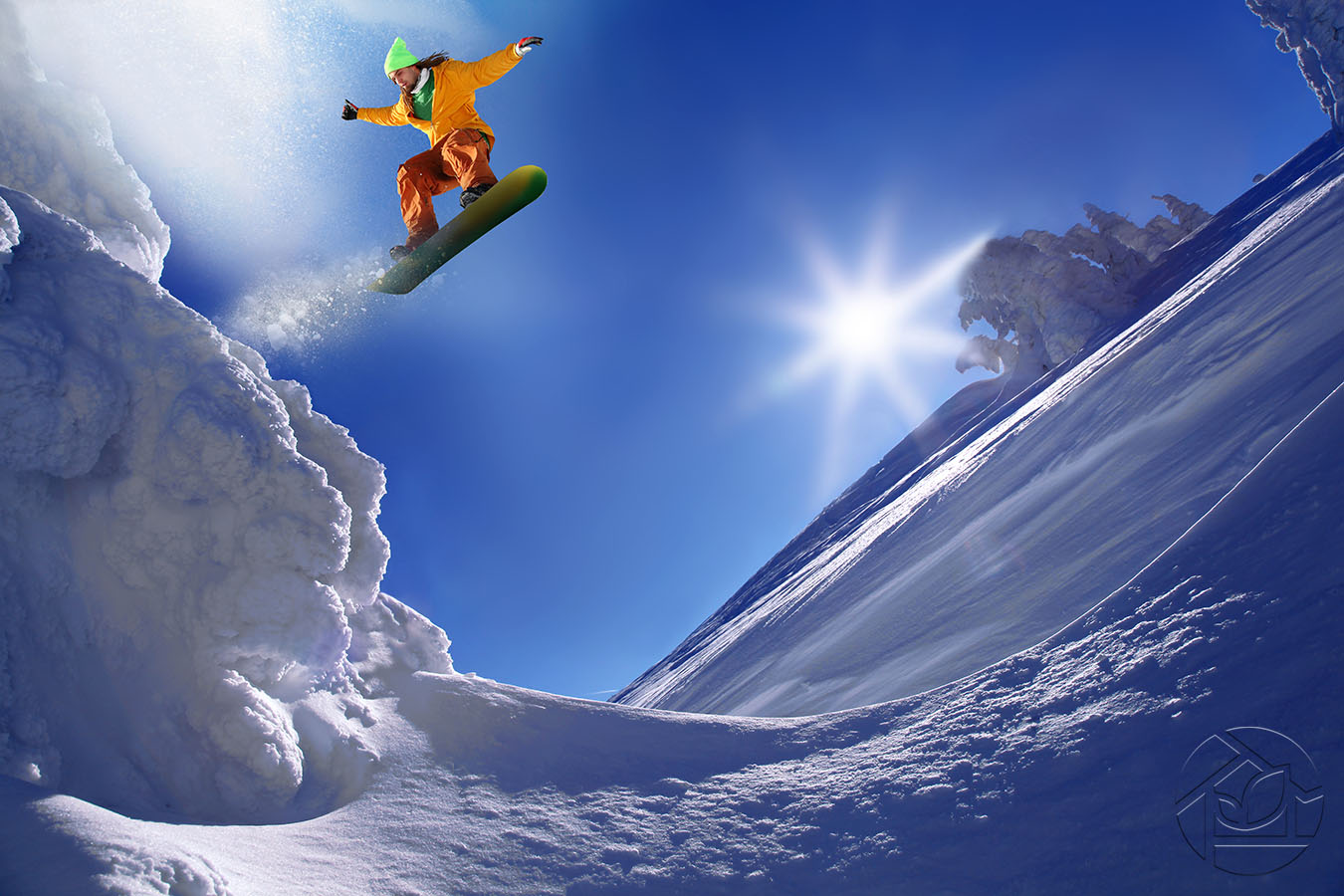 Экстремальный сноубордист в исполнении прыжка