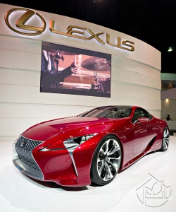 Автомобиль Lexus LC на выставке