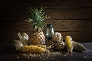 натюрморт с ананасом и кукурузой