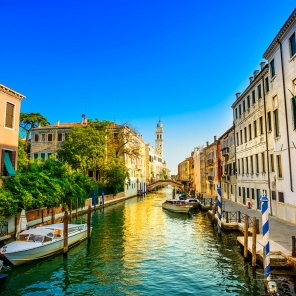 Красивый вид на улочку с каналом в Венеции