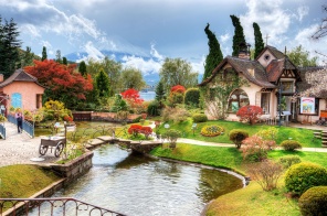 Красивый японский сад с прудом