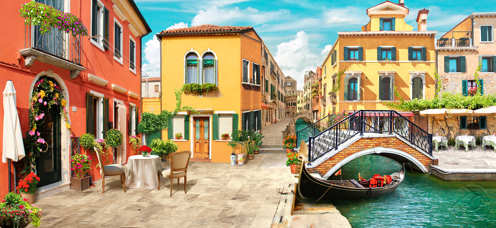 Венецианский канал с мостиком и гондолой