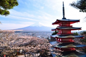 Японский храм на фоне горы Фудзи