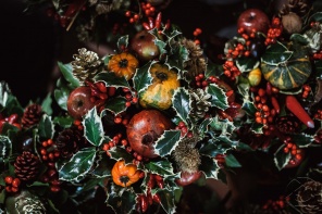 композиция из фруктов и ягод на темном фоне