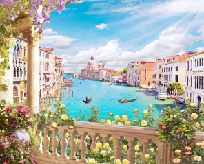 Балкон с желтыми розами с видом на Венецию