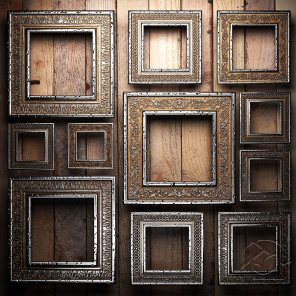 Красивые рамки на деревянной стене