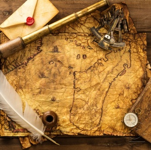 Старая карта с пером и компасом