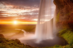 Водная занавес водопада на закате
