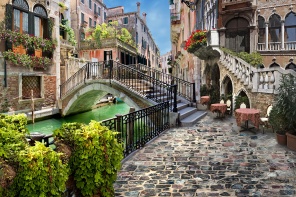 Столики у венецианского мостика