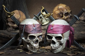 черепа пиратов с мечами в пещере сокровищ