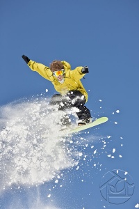 Заснеженный прыжок сноубордиста
