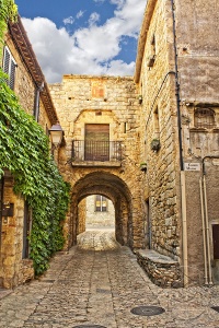 Испанская улочка с аркой
