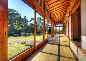 Японский дом с видом на сад