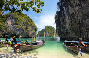 Тайские лодки на берегу острова