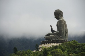 Большая бронзовая статуя Будды