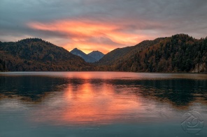 Отражение заката в озере