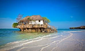 Африканский домик на скалистом островке