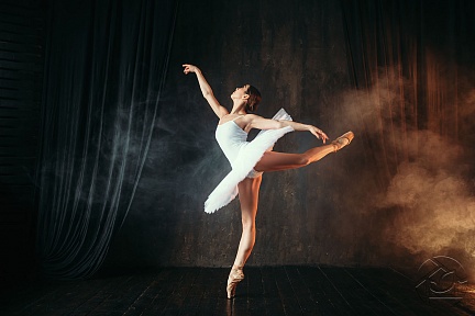 Балерина в исполнении аттитюд