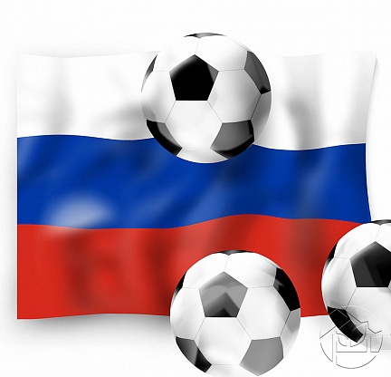 Флаг РФ и три футбольных мяча