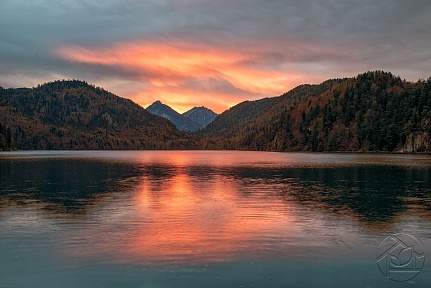 Отражение заката в озере
