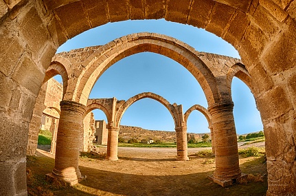 Каменные арки в старом храме