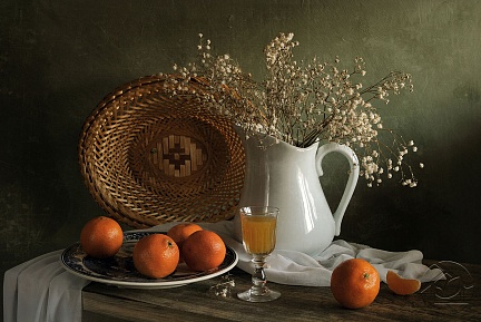 апельсины на столе