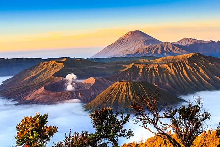 Действующий вулкан в Индонезии
