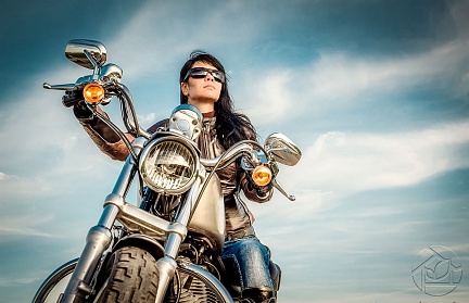 Девушка-байкер за рулём мотоцикла