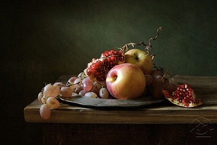 тарелка с фруктами на столе
