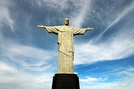 Статуя Иисуса Христа в стиле ар-деко