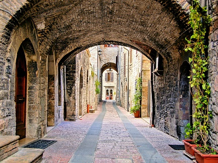 Старая улочка Ассизи в Италии