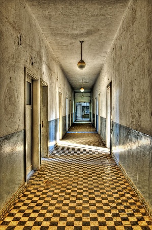 Интерьер старый обшарпанный коридор