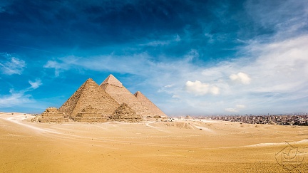 Синее небо над пирамидами
