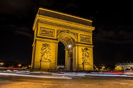 Триумфальная арка в Париже в вечернем освещении