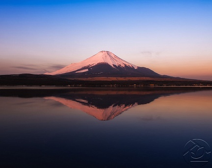Вулкан Фудзияма в отражении озера