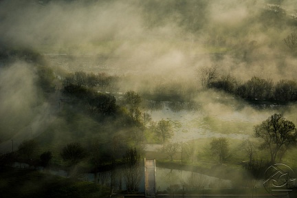 Мостик у реки в тумане