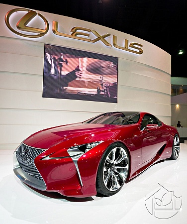 Автомобиль Lexus LC на выставке