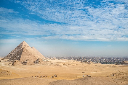 Перистые облака над пирамидами
