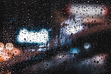 Капли дождя на лобовом стекле