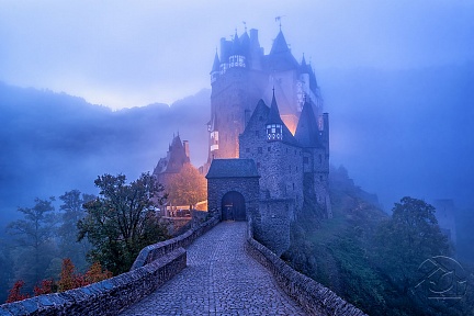 Немецкий замок Эльц в тумане