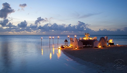 Романтический ужин на берегу при свечах