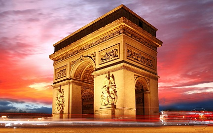 Триумфальная арка в Париже в красивом закате