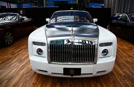 Бело-серебристый стильный Rolls Royce