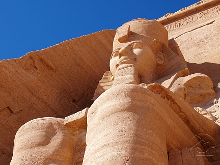Большая статуя у входв в храм Абу-Симбел