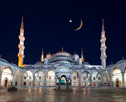 Месяц со звездой над Голубой мечетью в Стамбуле
