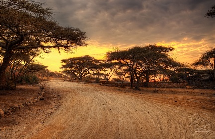 Дорога, уходящая в африканский закат