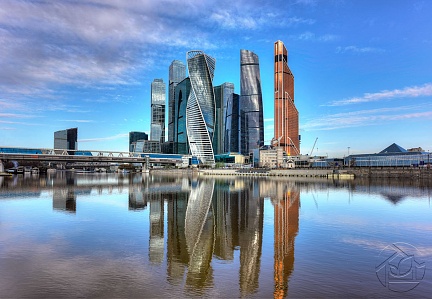 Москва-Сити в отражении реки